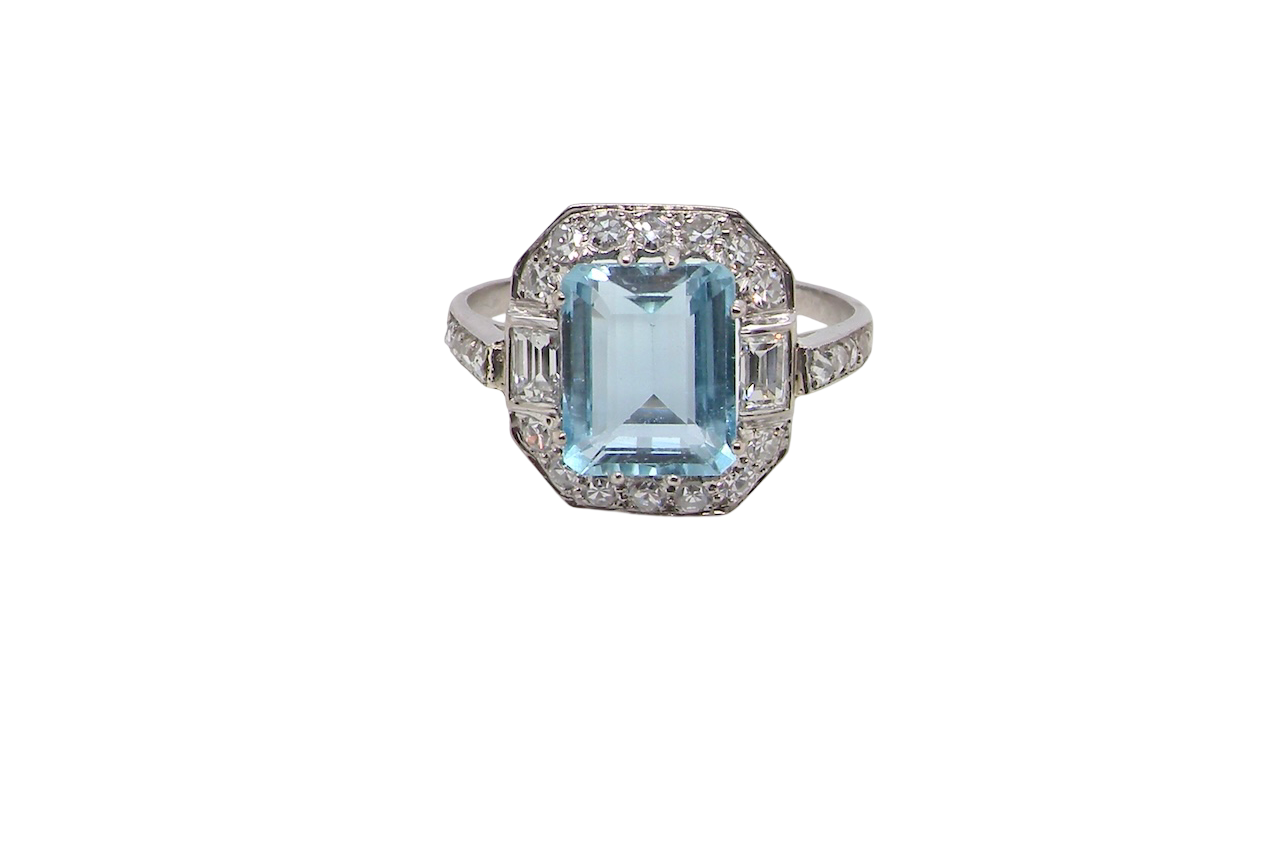 An elegant French Art Deco cluster ring in platinum (tests as), dating to circa 1930–1940 and bearing French control marks.