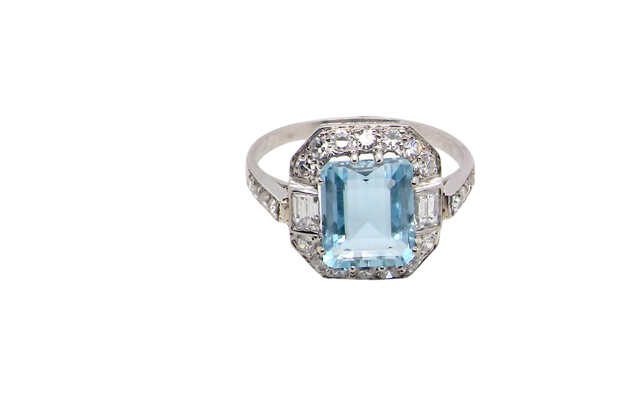 An elegant French Art Deco cluster ring in platinum (tests as), dating to circa 1930–1940 and bearing French marks.
