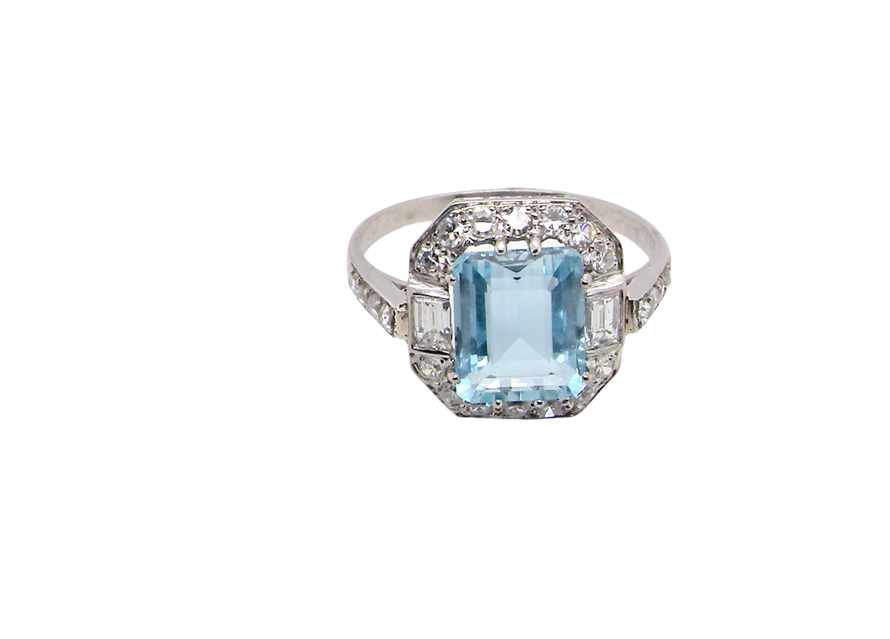 An elegant French Art Deco cluster ring in platinum (tests as), dating to circa 1930–1940 and bearing French marks.