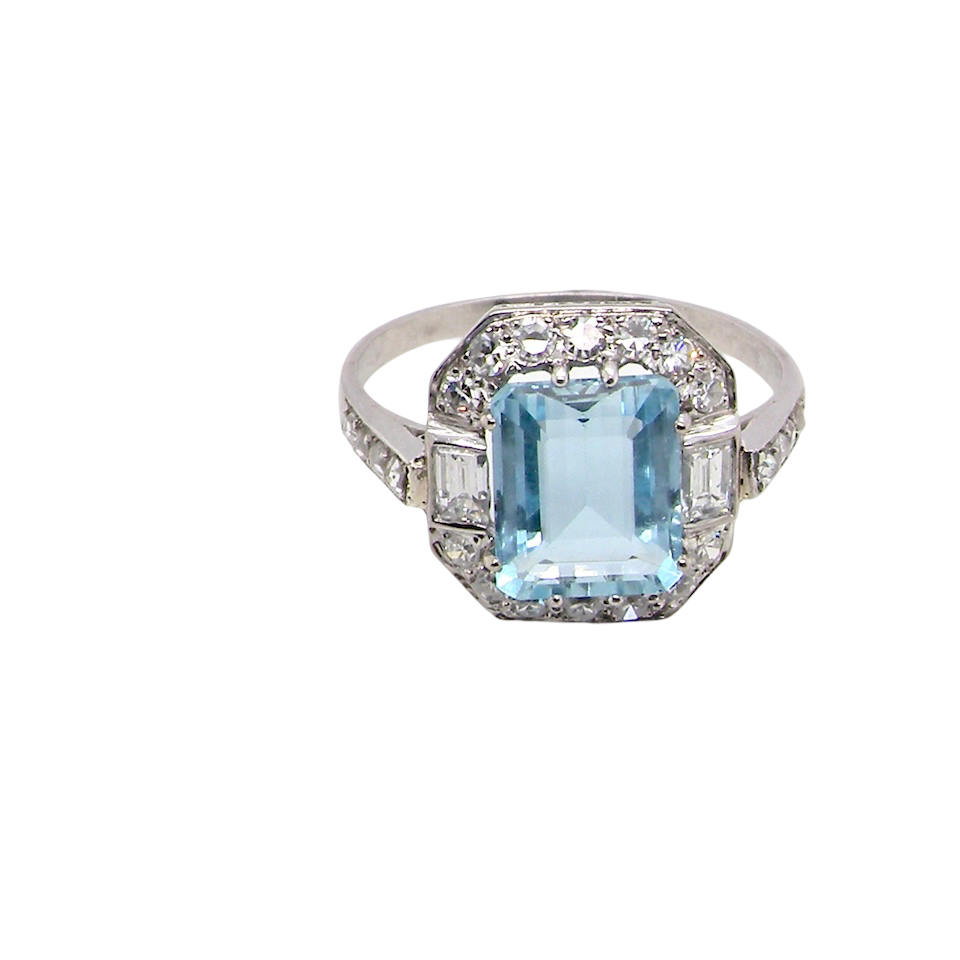 An elegant French Art Deco cluster ring in platinum (tests as), dating to circa 1930–1940 and bearing French marks.