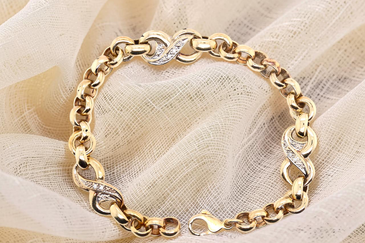 An elegant and wearable 9 carat gold bracelet featuring distinctive diamond-set “kiss” style links, beautifully balanced with belcher connectors.