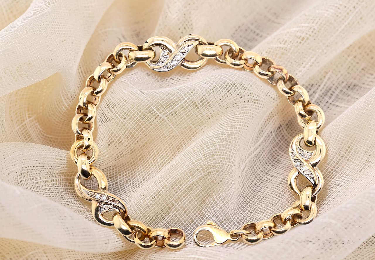 An elegant and wearable 9 carat gold bracelet featuring distinctive diamond-set “kiss” style links, beautifully balanced with belcher connectors.