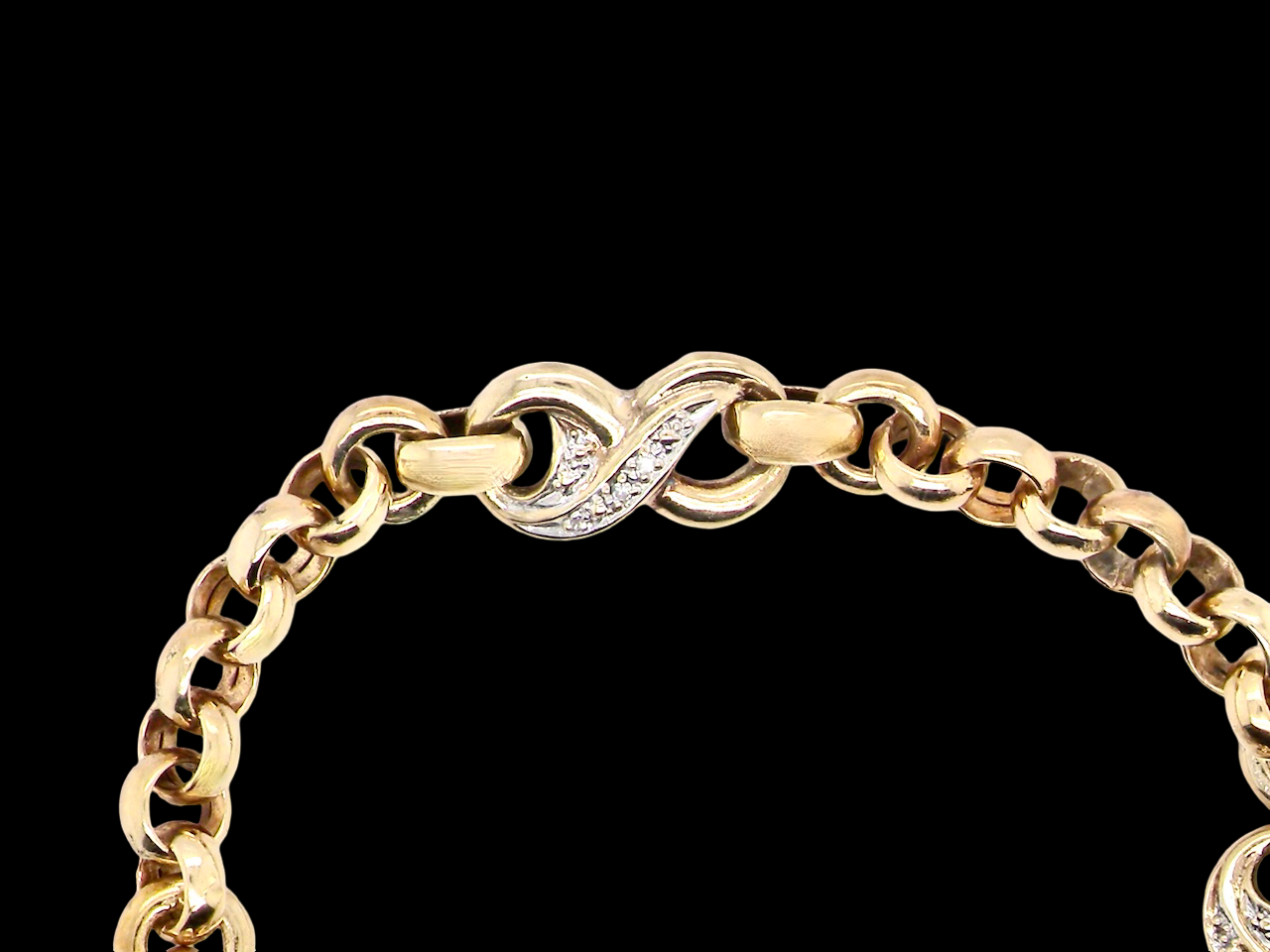close view An elegant and wearable 9 carat gold bracelet featuring distinctive diamond-set “kiss” style links, beautifully balanced with classic belcher connectors.