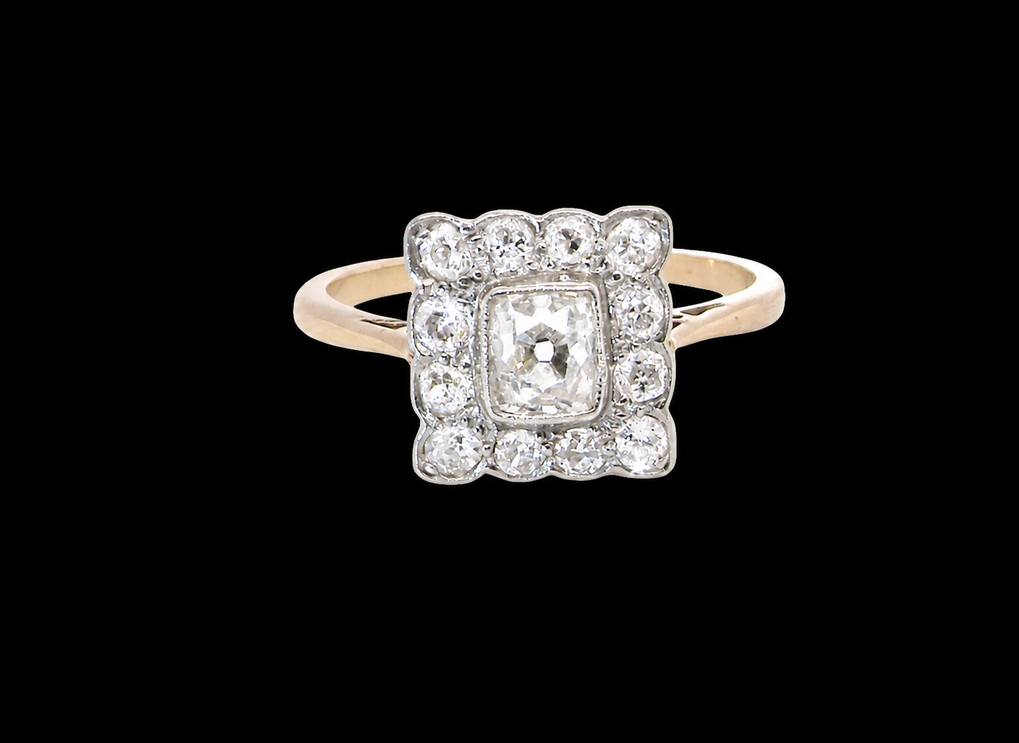 An exquisite Art Deco diamond cluster ring, beautifully handcrafted and rich in period charm.
At its centre sits a striking rectangular cut diamond