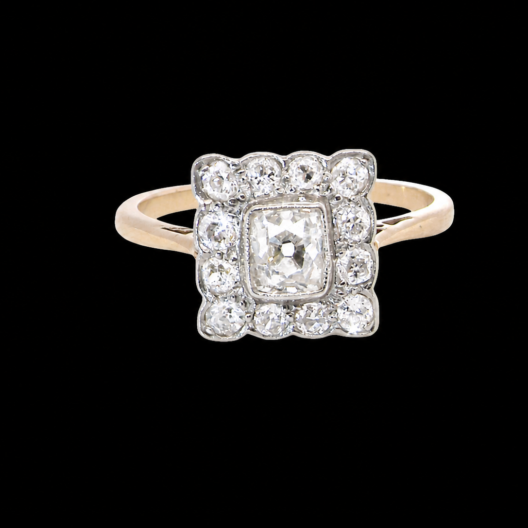 An exquisite Art Deco diamond cluster ring, beautifully handcrafted and rich in period charm.
At its centre sits a striking rectangular cut diamond
