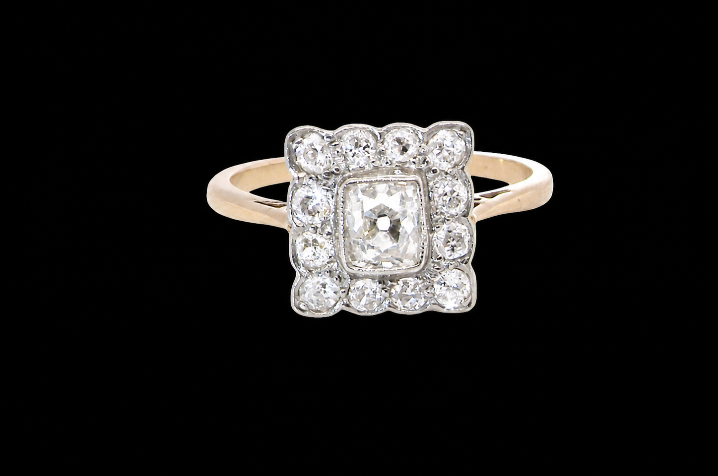 An exquisite Art Deco diamond cluster ring, beautifully handcrafted and rich in period charm.
At its centre sits a striking rectangular cut diamond