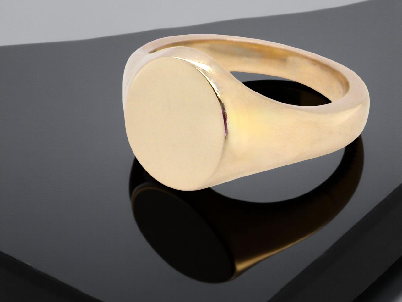 An extra heavy gentleman's Oxford gold signet ring. 