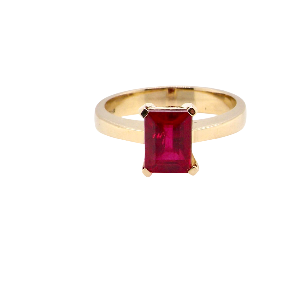 An impressive solitaire ring set with a rectangular cut red spinel stone. Measures 8x6mm.