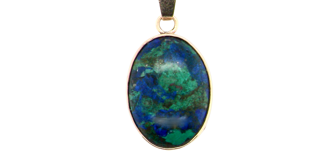 An interesting pendant set with an azurmalachite semi precious gem stone. Measures 20x15mm. Gold rim edged setting, with a V shaped bale.