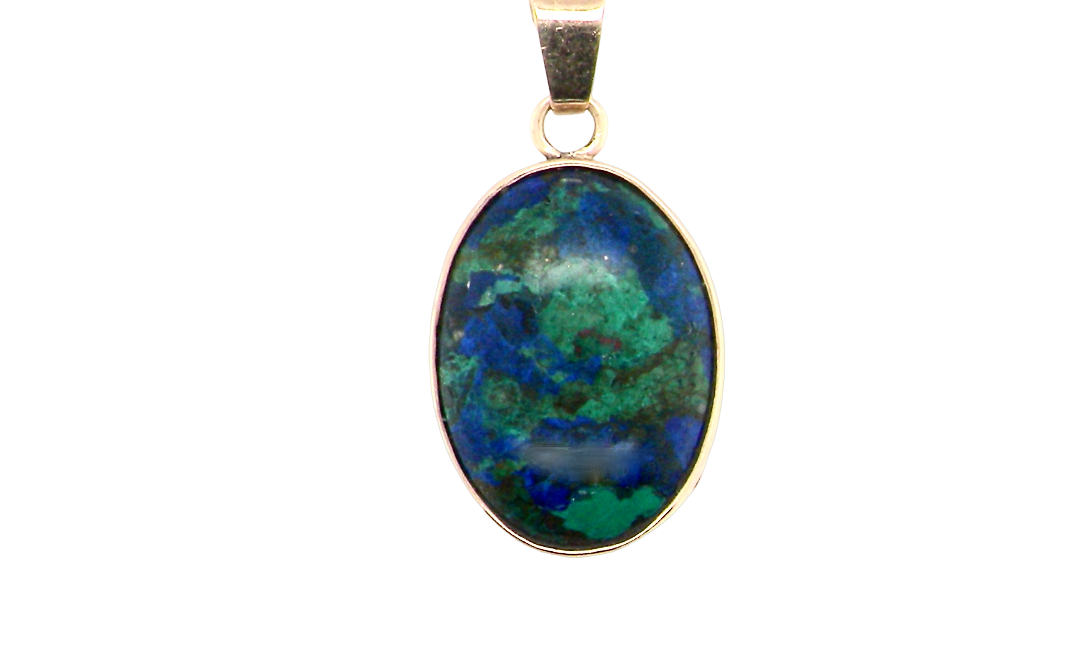 An interesting pendant set with an azurmalachite semi precious gem stone. Measures 20x15mm. Gold rim edged setting, with a V shaped bale.