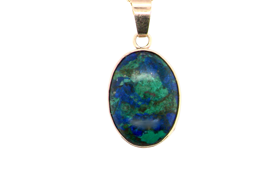 An interesting pendant set with an azurmalachite semi precious gem stone. Measures 20x15mm. Gold rim edged setting, with a V shaped bale.
