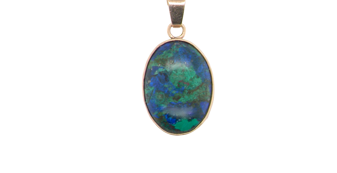 An interesting pendant set with an azurmalachite semi precious gem stone. Measures 20x15mm. Gold rim edged setting, with a V shaped bale. (tests as 9 carat gold) 