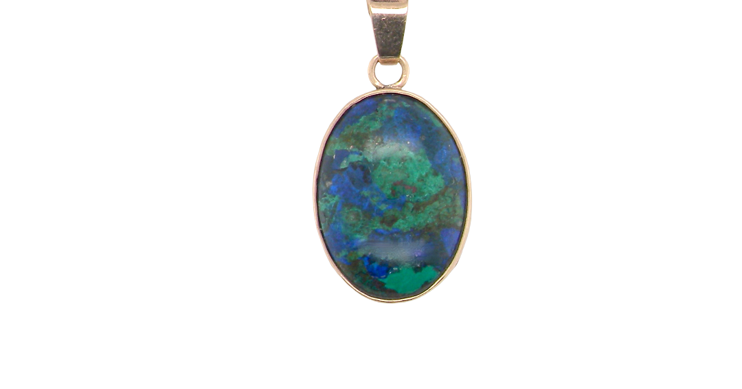 An interesting pendant set with an azurmalachite semi precious gem stone. Measures 20x15mm. Gold rim edged setting, with a V shaped bale. (tests as 9 carat gold) 