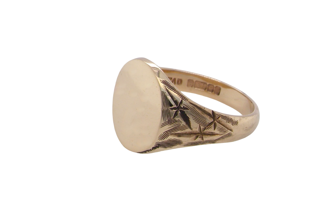 An oval shaped gentleman's signet ring. The head is plain, for seal, crest or personalised engraving.