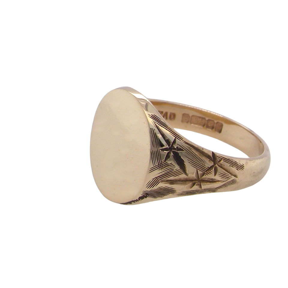 An oval shaped gentleman's signet ring. The head is plain, for seal, crest or personalised engraving.