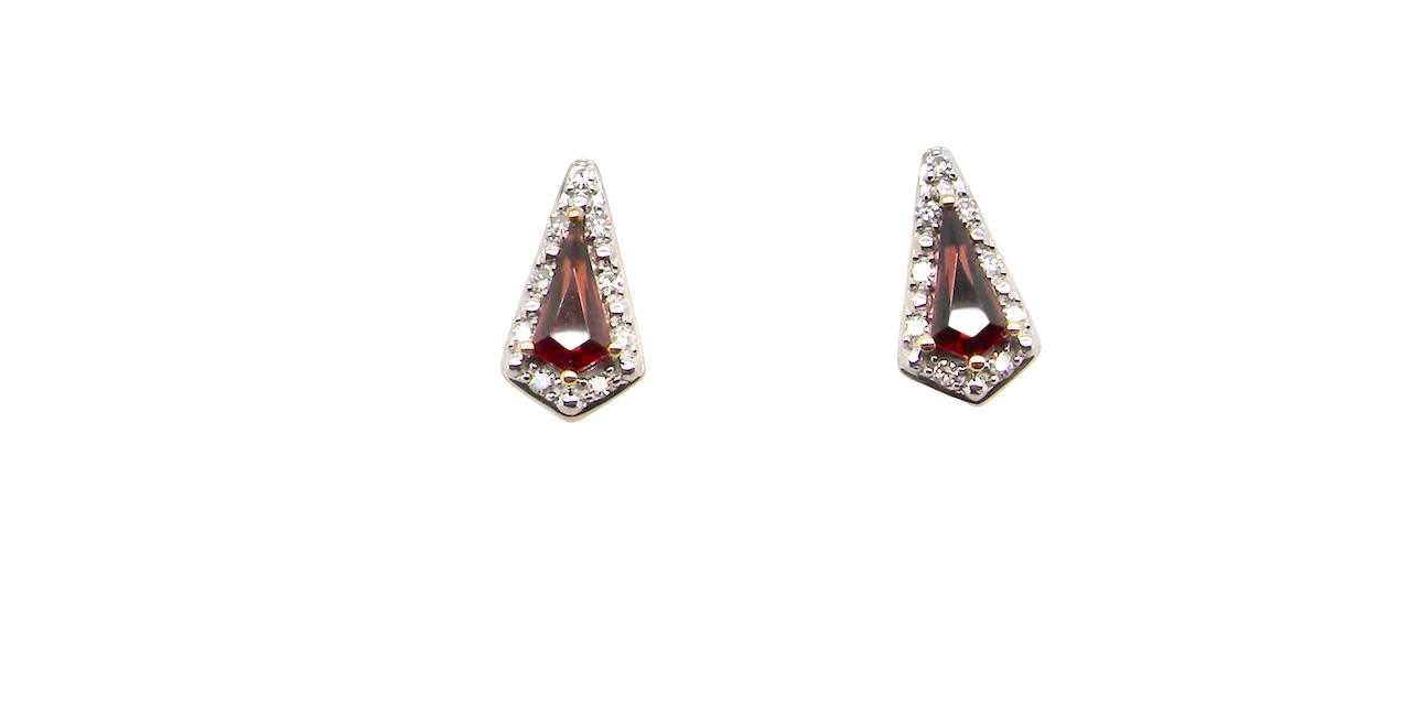 An unusual shaped pair of earrings. To the centre a kite shaped garnet 6x3.7mm.