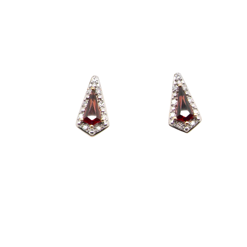 An unusual shaped pair of earrings. To the centre a kite shaped garnet 6x3.7mm.