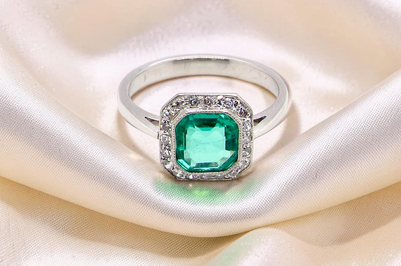The ring from the Art Deco period is set with an exquisite emerald centre stone.