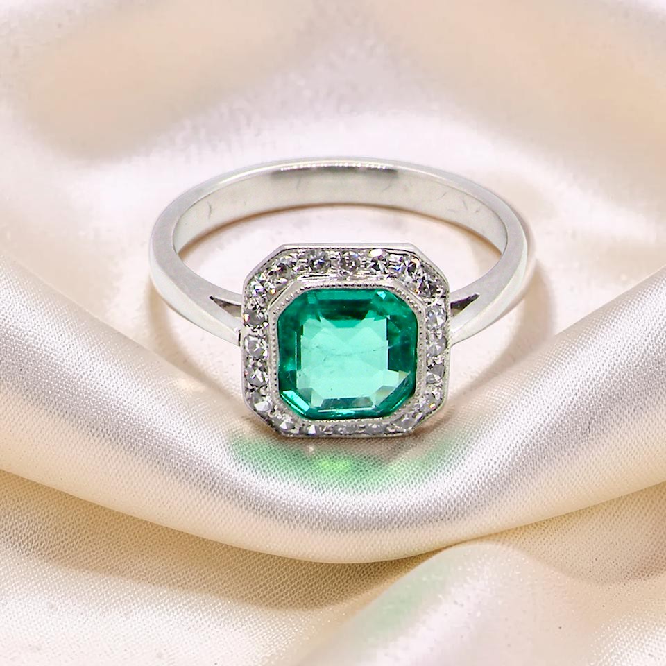 The ring from the Art Deco period is set with an exquisite emerald centre stone.
