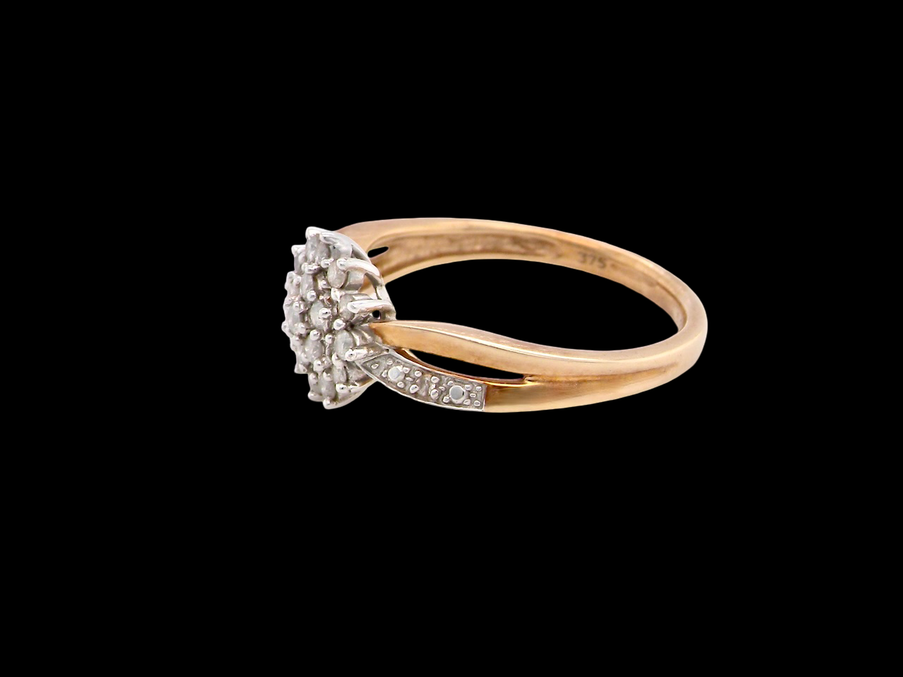 A modern Diamond Cluster ring
