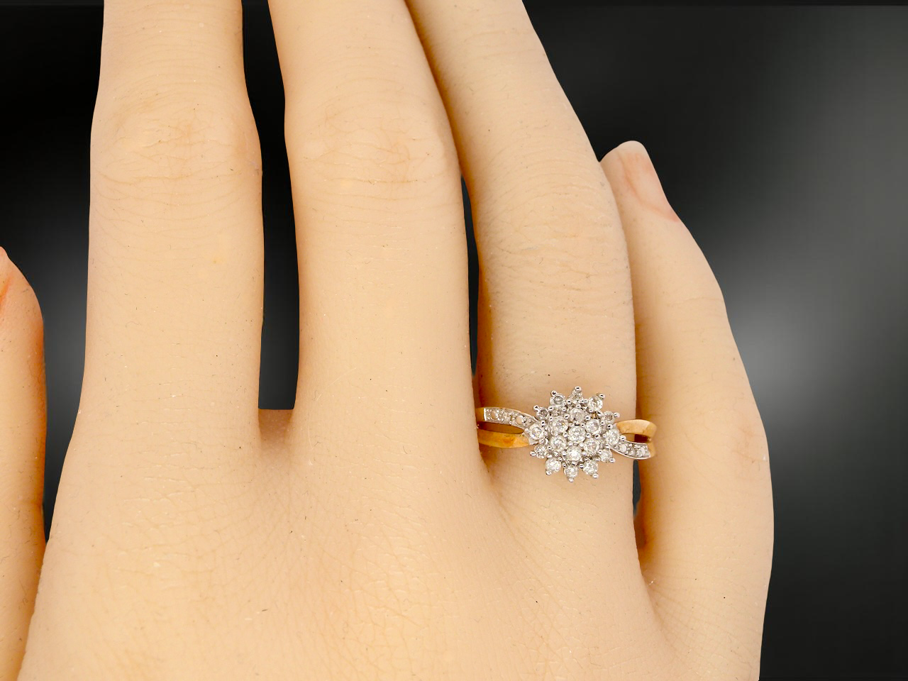 A modern Diamond Cluster ring