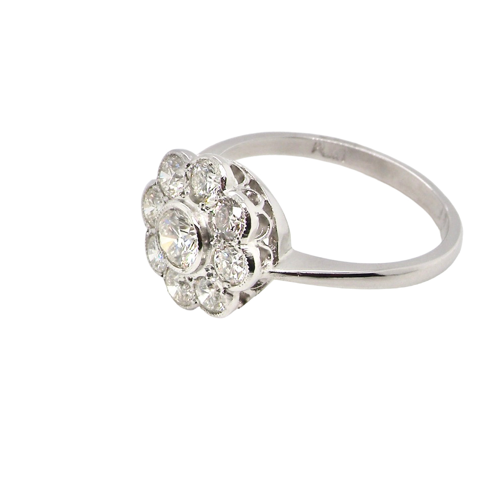 A diamond cluster ring