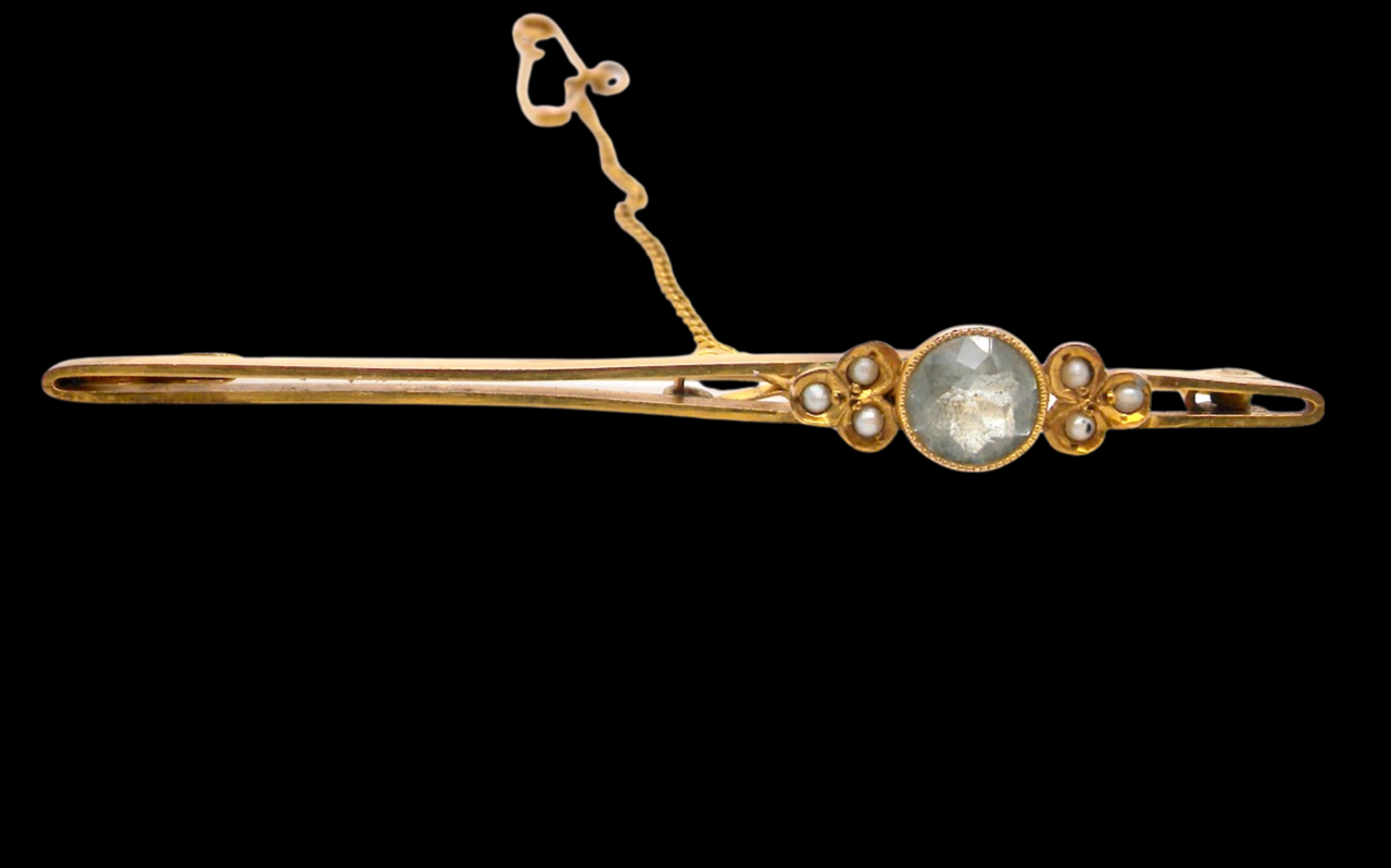 A vintage aquamarine bar brooch