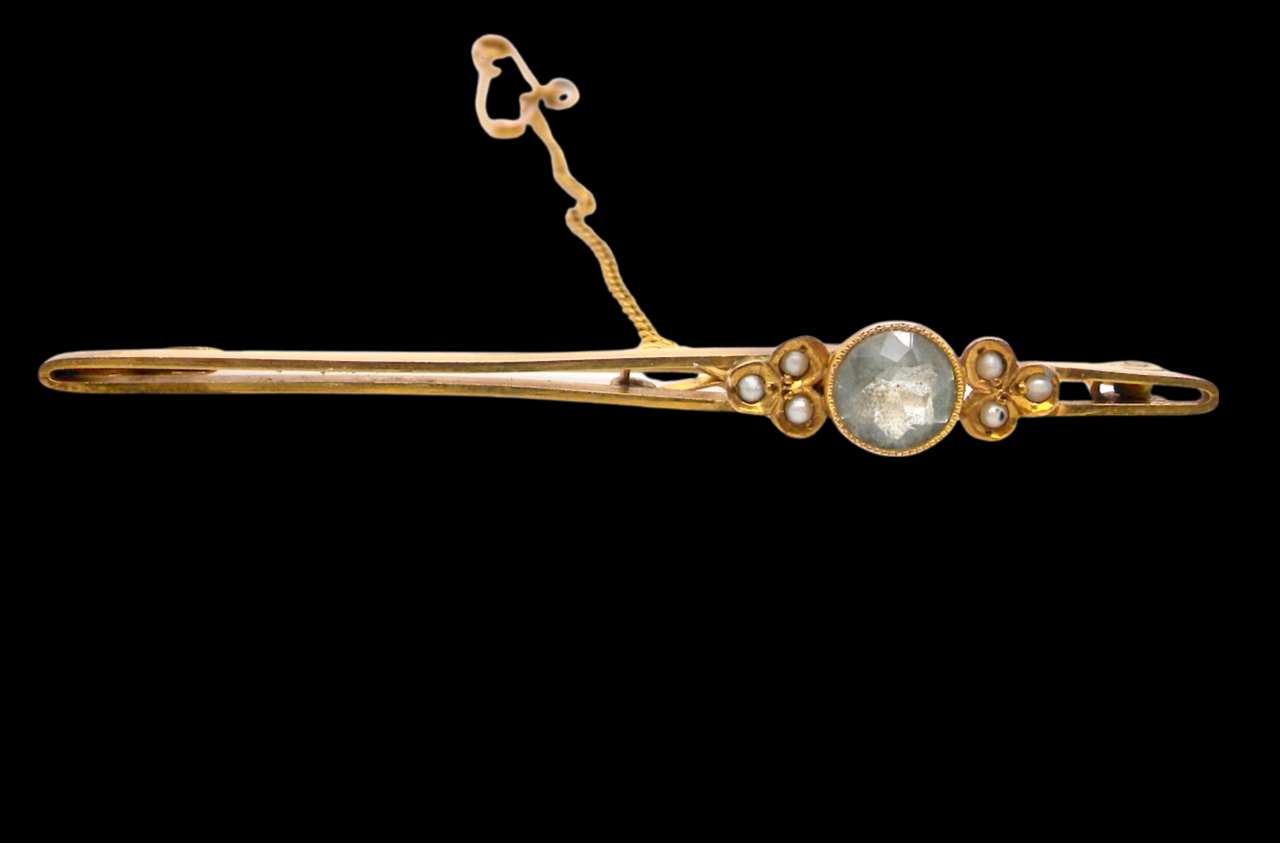 A vintage aquamarine bar brooch