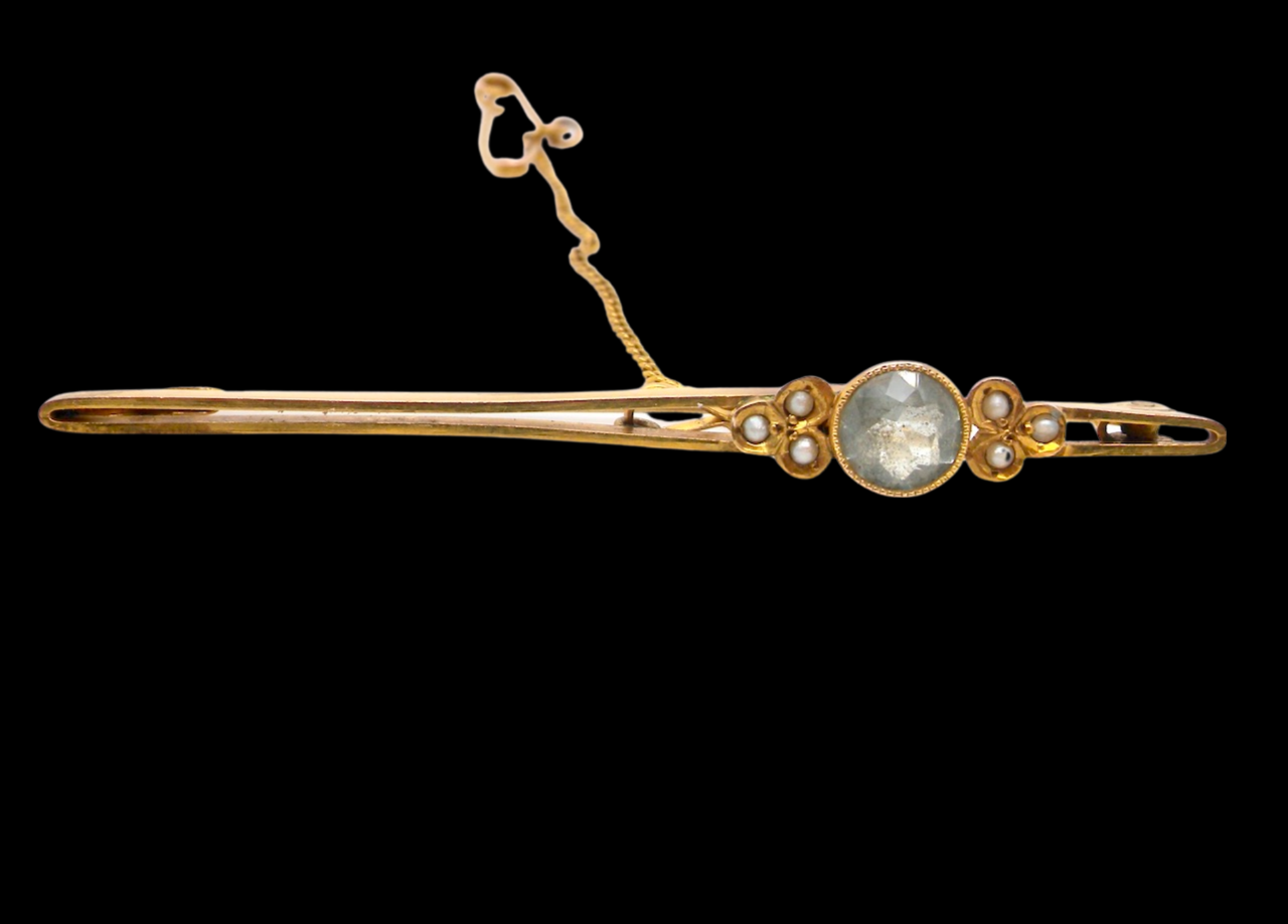 A vintage aquamarine bar brooch