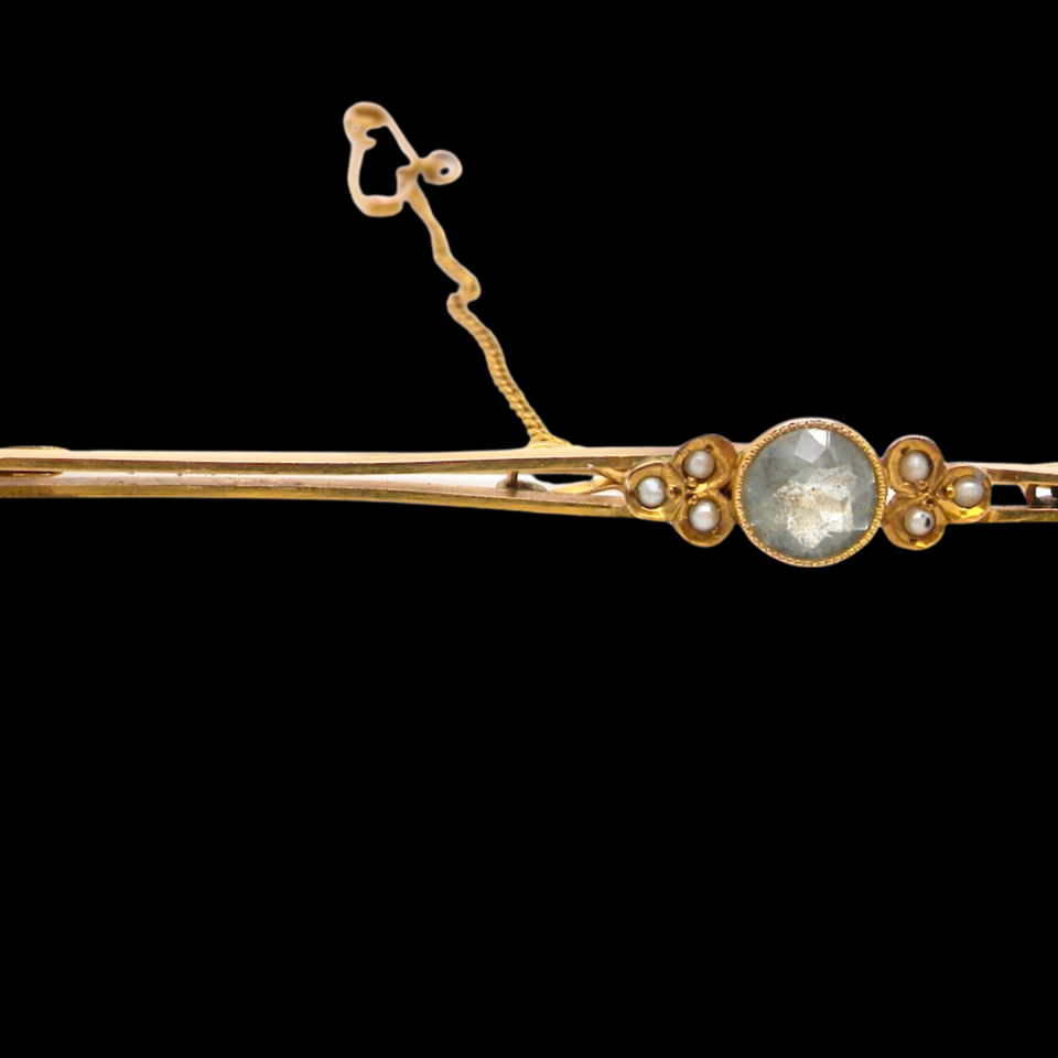 A vintage aquamarine bar brooch