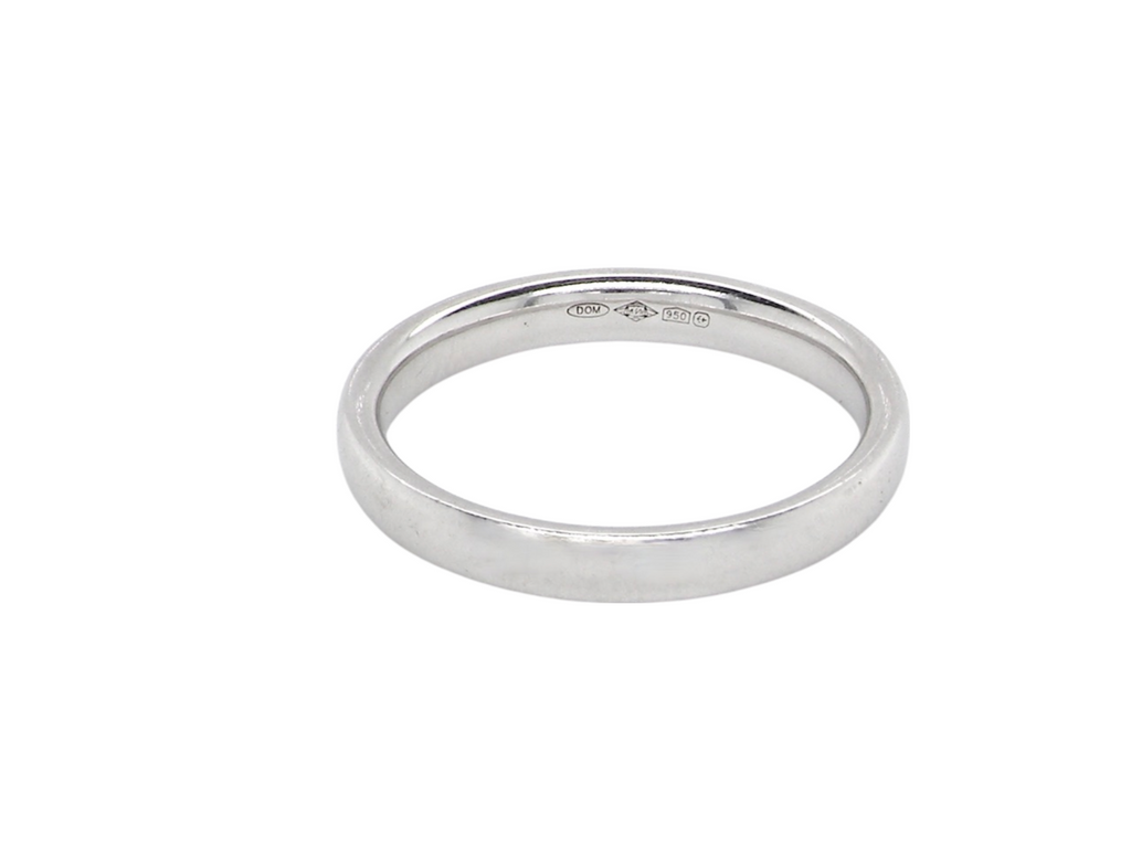 A plain platinum wedding ring