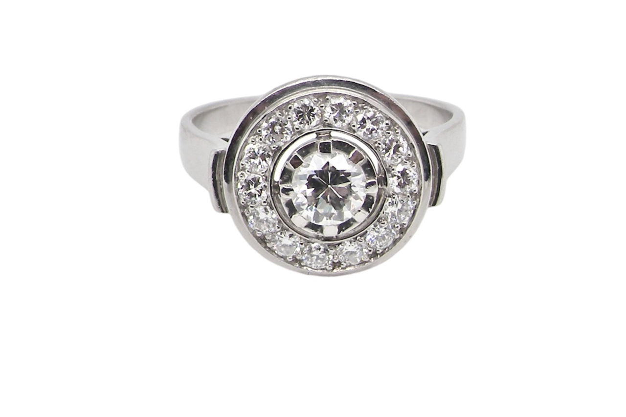 A diamond cluster ring