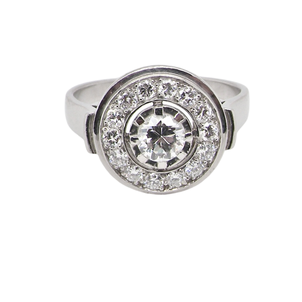 A diamond cluster ring