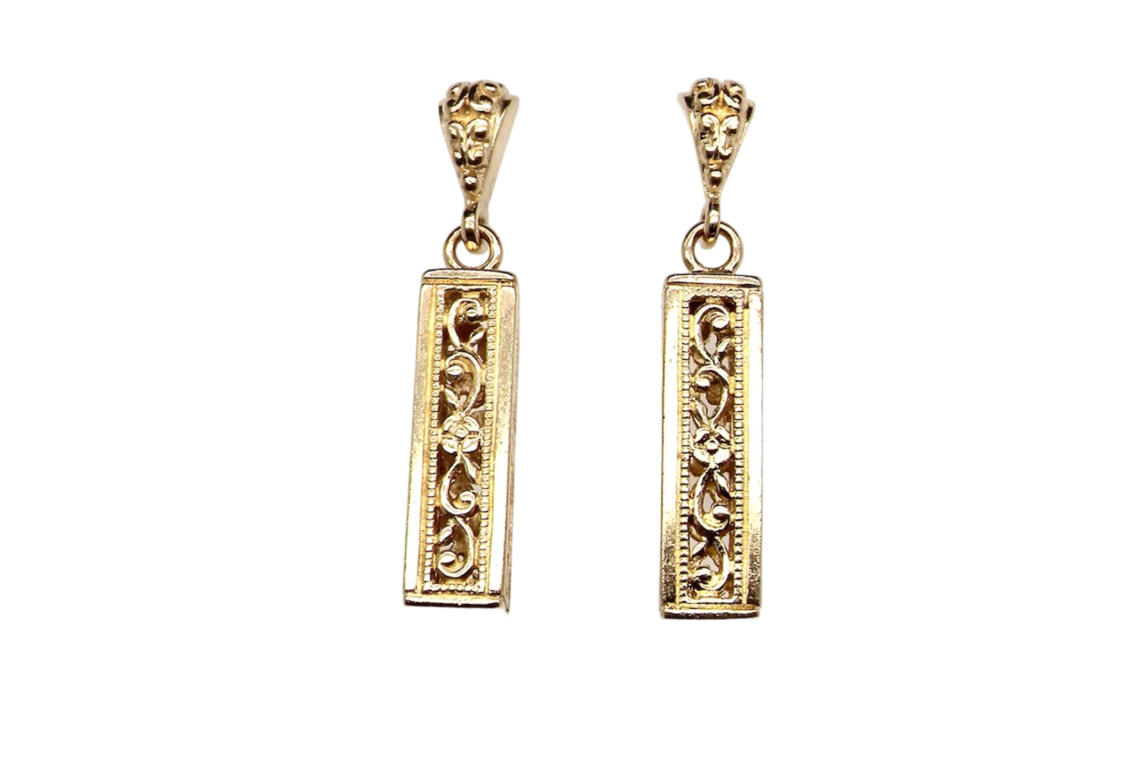 A fine pair of box shaped earrings