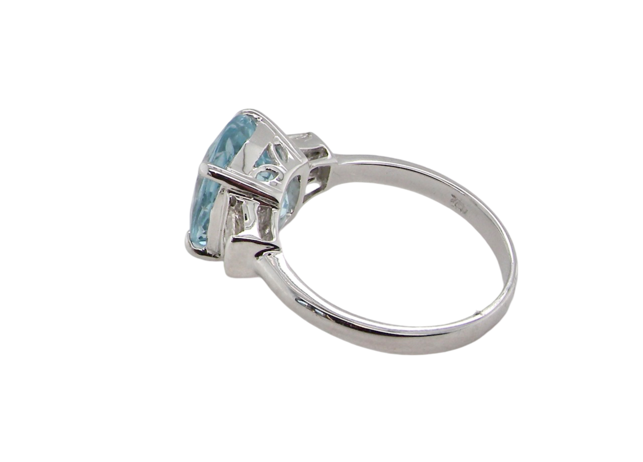 An Aquamarine and Diamond ring side view