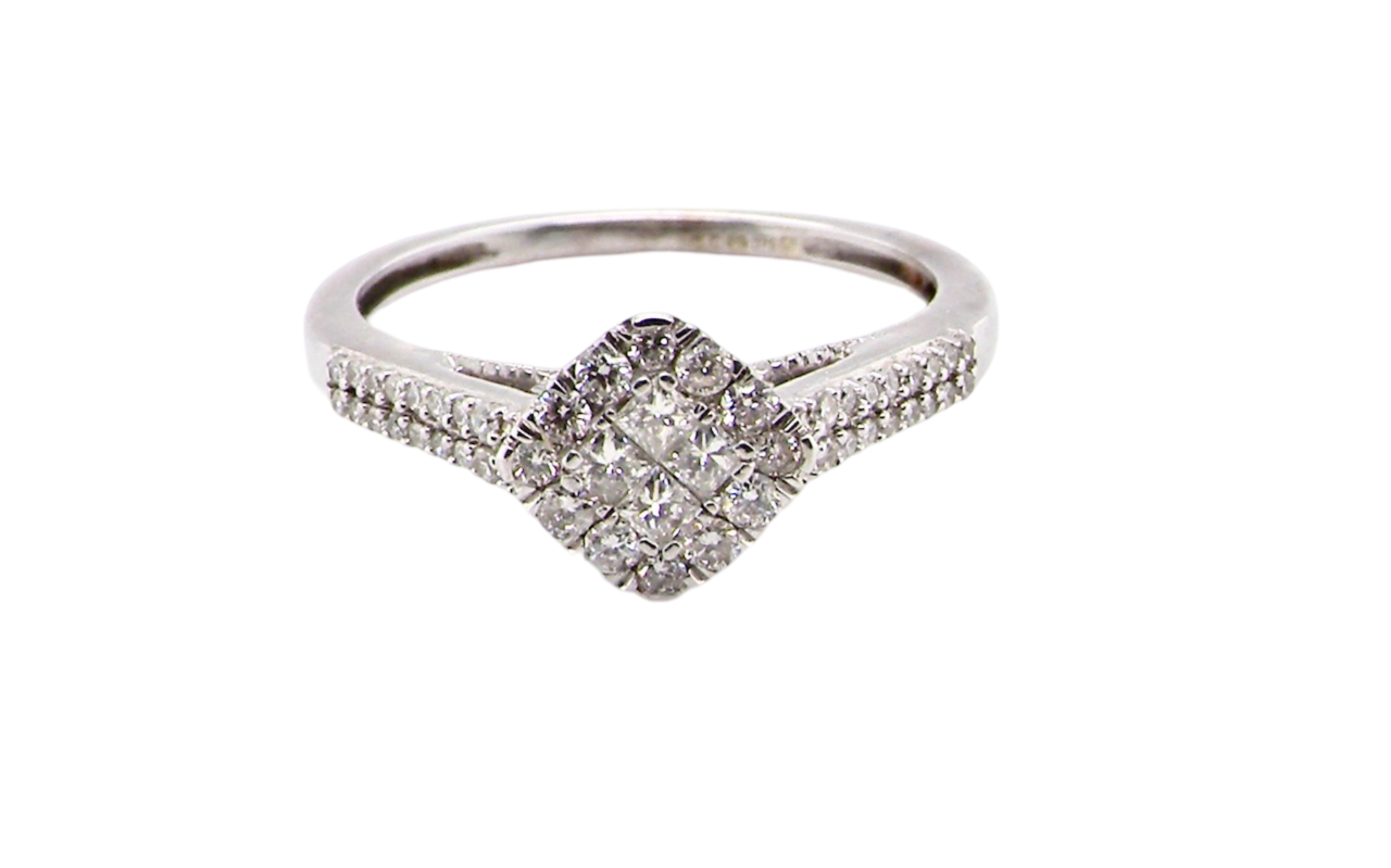 A diamond cluster ring