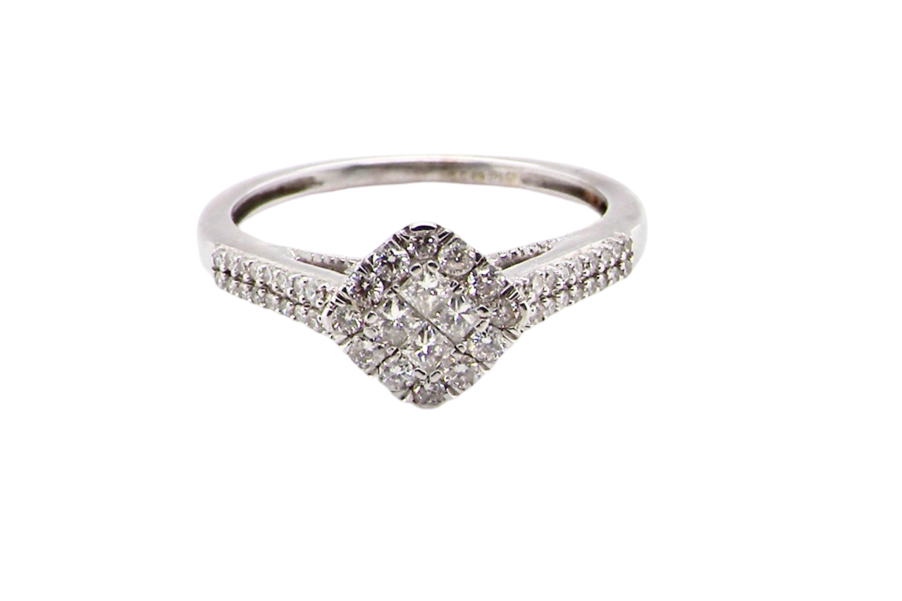 A diamond cluster ring