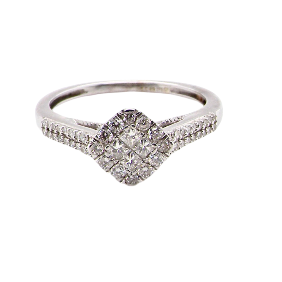 A diamond cluster ring