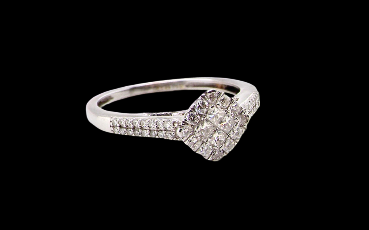 A 9 carat white gold diamond ring