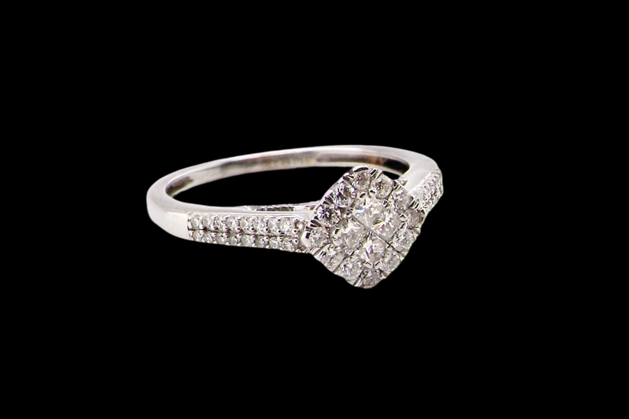 A 9 carat white gold diamond ring