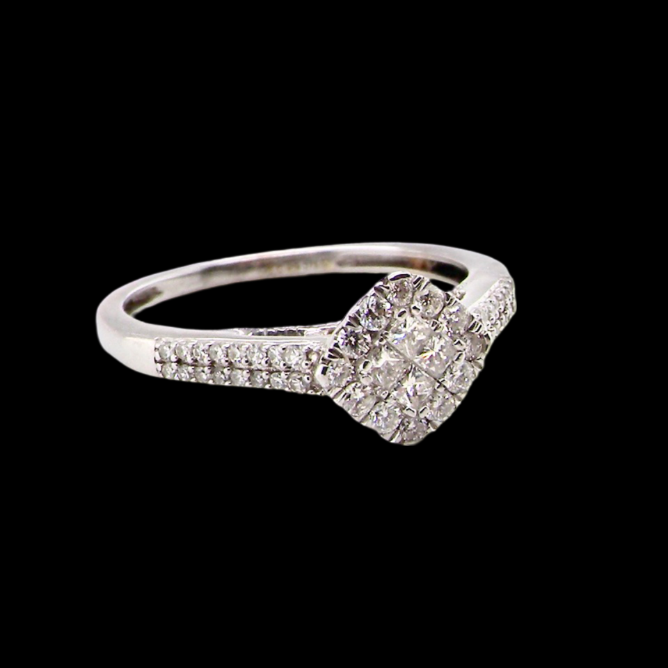 A 9 carat white gold diamond ring
