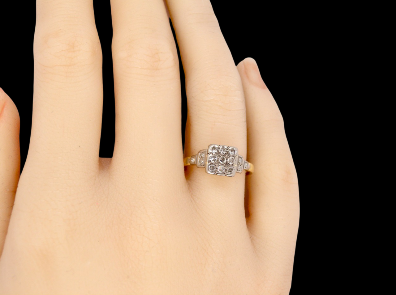 A  diamond cluster ring