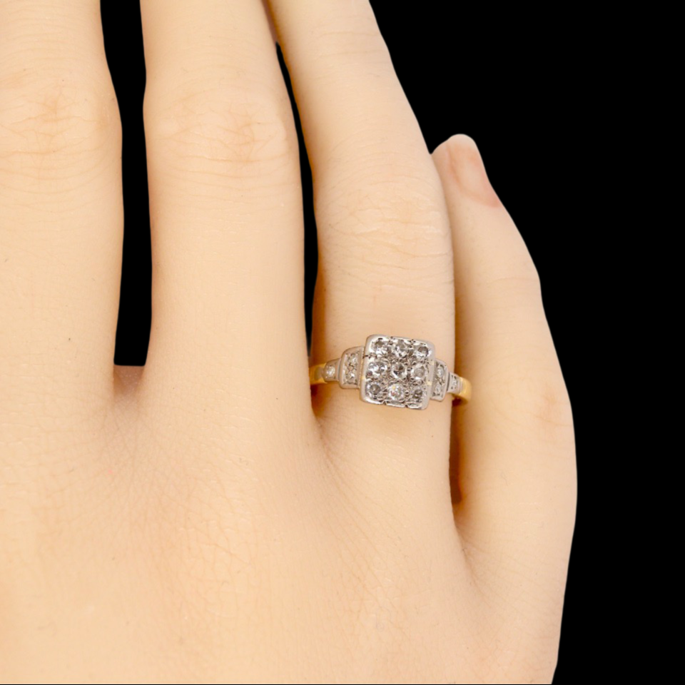A diamond cluster ring