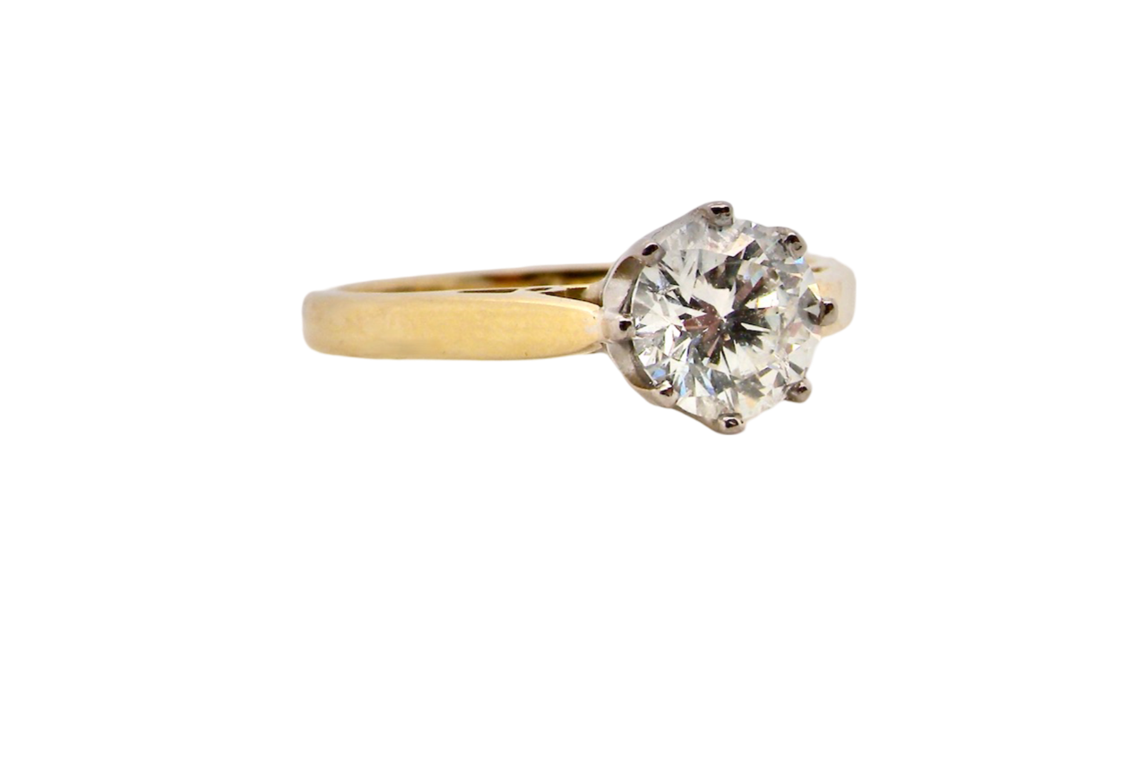 An iconic Diamond Ring side view