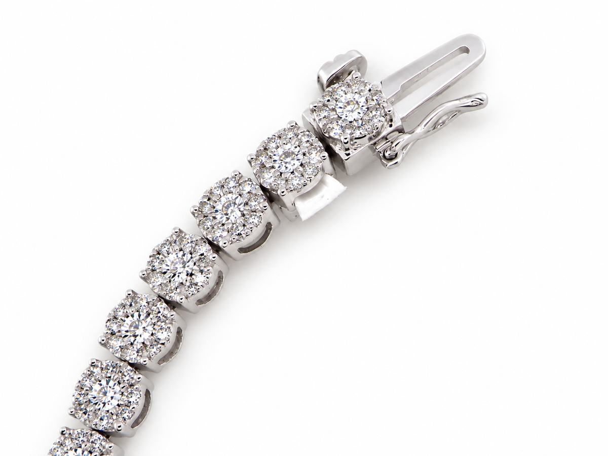 An elegant and beautifully crafted 9 carat white gold diamond tennis bracelet clasp