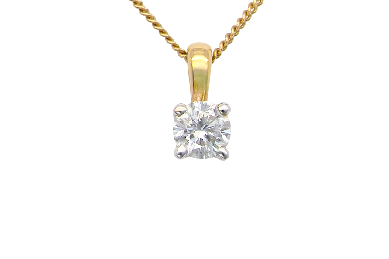 Elegant and timeless, this solitaire diamond pendant showcases a beautifully cut 4mm round brilliant diamond, weighing 0.25 carats. The diamond features a H–J colour and Si clarity