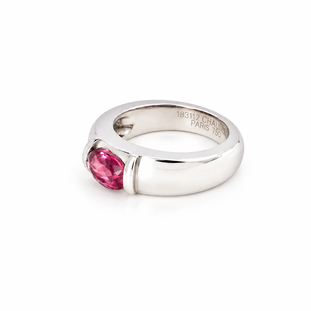 From the House of Chaumet, Paris, a beautiful solitaire ring. side