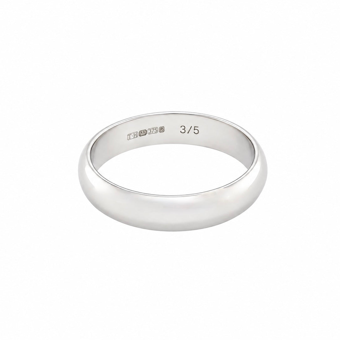 A gentleman's 9 carat white gold wedding ring. Width 5.5mm, plain D shape profile.
