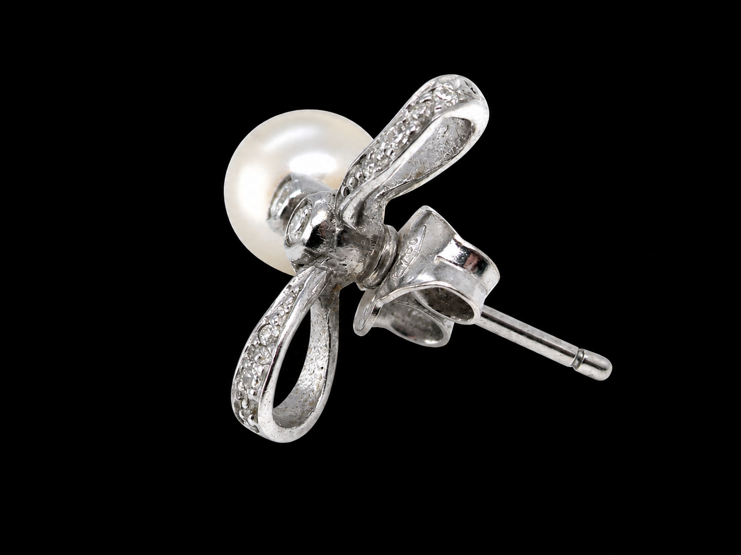 rear view A bow design that has small diamonds to each side and the centre of the bow (approx. 0.10 carats each).