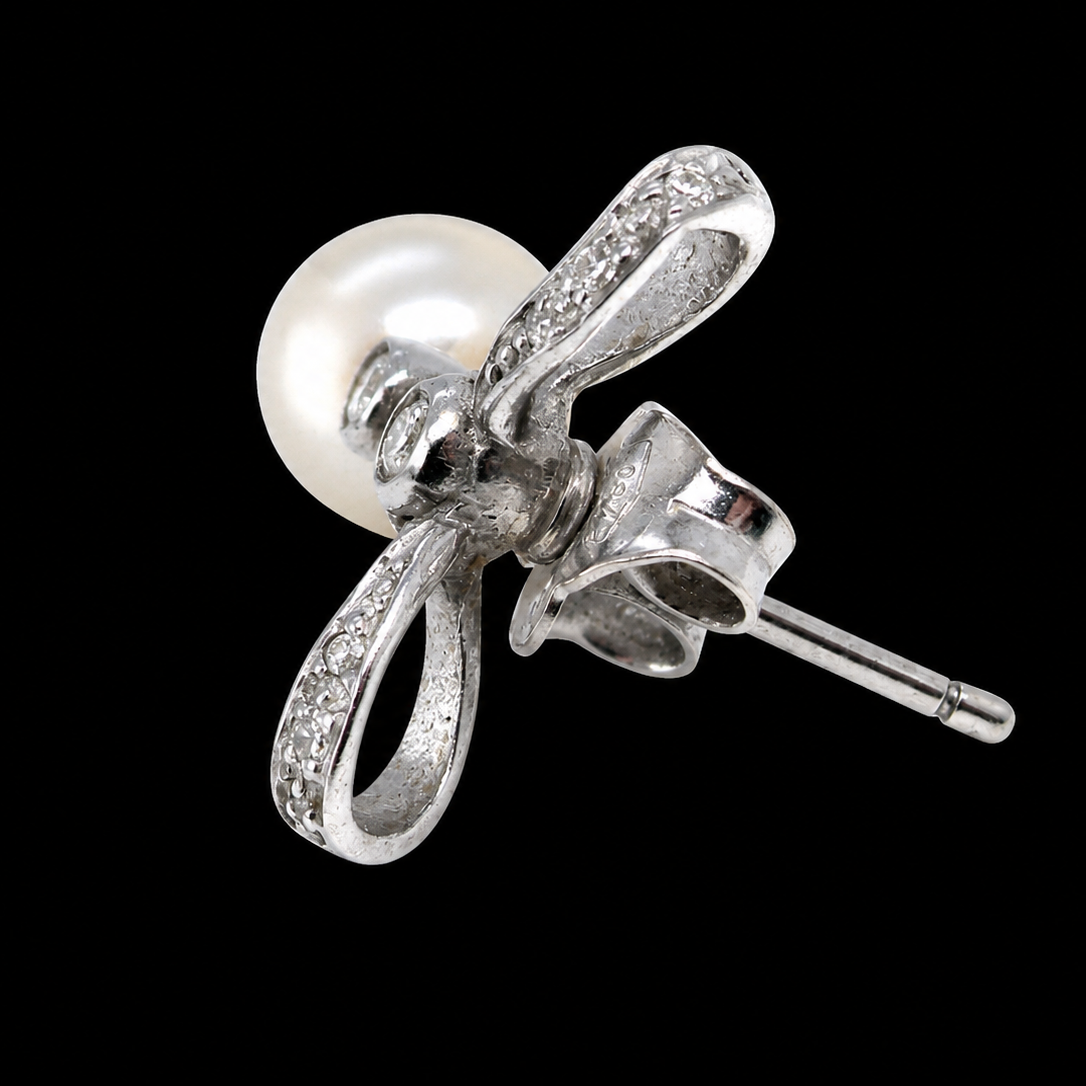 rear view A bow design that has small diamonds to each side and the centre of the bow (approx. 0.10 carats each).